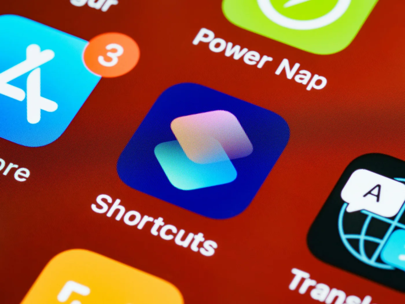 手機畫面展示多款應用圖示,用於說明 APP 上架前需要準備圖示、截圖和商店頁素材