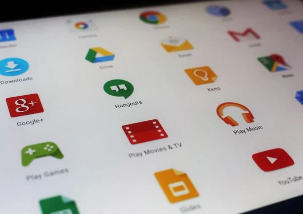 平板裝置上的應用程式展示畫面,用於說明 Android 與多平台商店上架素材檢查